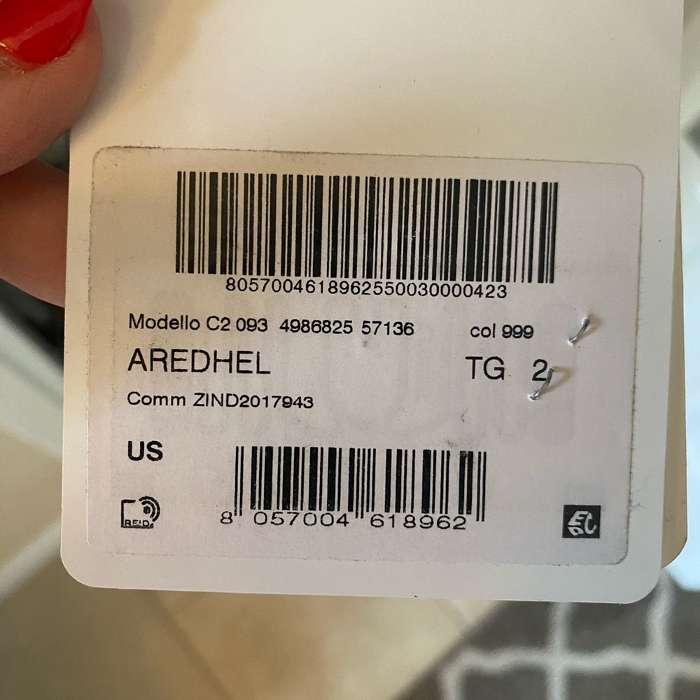 Moncler down jacket size T2 with real fur runs like medium - Picture 8 of 11